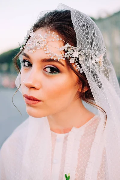 Krásné Východní Styl Nevěsty Bílým Závojem Příčesek Drží Svatební Kytice — Stock fotografie