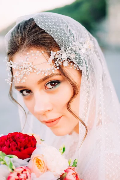 Bela Noiva Estilo Oriental Com Véu Branco Hairpiece Segurando Buquê — Fotografia de Stock