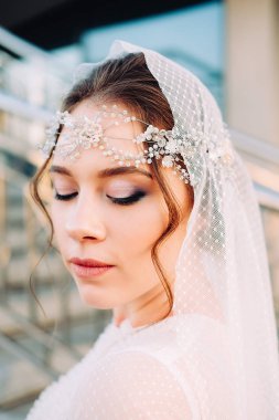 Beyaz duvak ve postiş güzel Doğu tarzı gelinle 