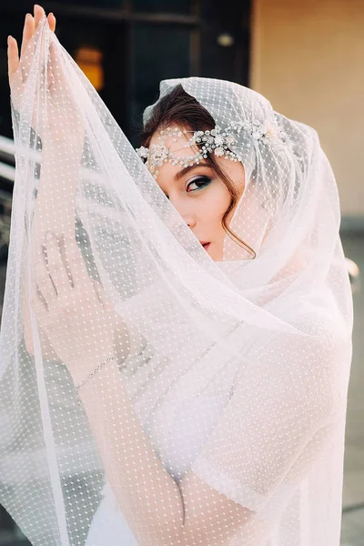 Красивая Невеста Восточного Стиля Белой Вуалью Парикмахерской Позирующей Открытом Воздухе — стоковое фото