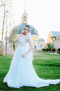 Beyaz elbise ve kiliseye yaz akşamları yürüyüş peçe büyüleyici genç gelin