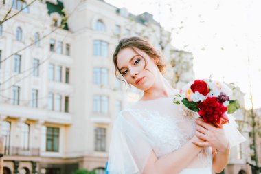 Beyaz elbise ve kiliseye yaz akşamları yürüyüş peçe büyüleyici genç gelin