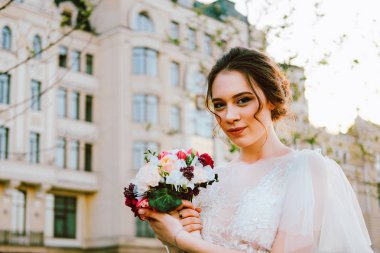 Kiliseye yaz akşamları yürüyüş beyaz elbiseli çekici genç gelin