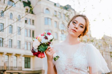 Beyaz elbise ve kiliseye yaz akşamları yürüyüş peçe büyüleyici genç gelin