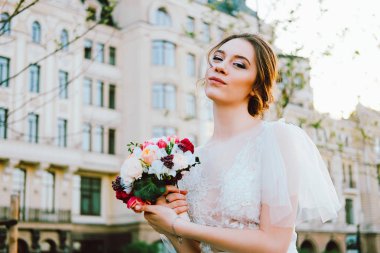 Kiliseye yaz akşamları yürüyüş beyaz elbiseli çekici genç gelin