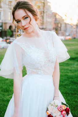 Kiliseye yaz akşamları yürüyüş beyaz elbiseli çekici genç gelin