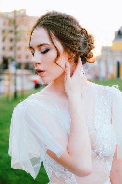 Kiliseye yaz akşamları yürüyüş beyaz elbiseli çekici genç gelin