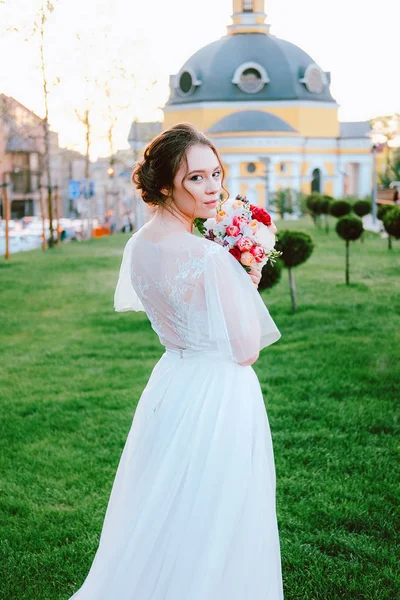 Jovem Noiva Encantadora Vestido Branco Andando Para Igreja Noite Verão — Fotografia de Stock