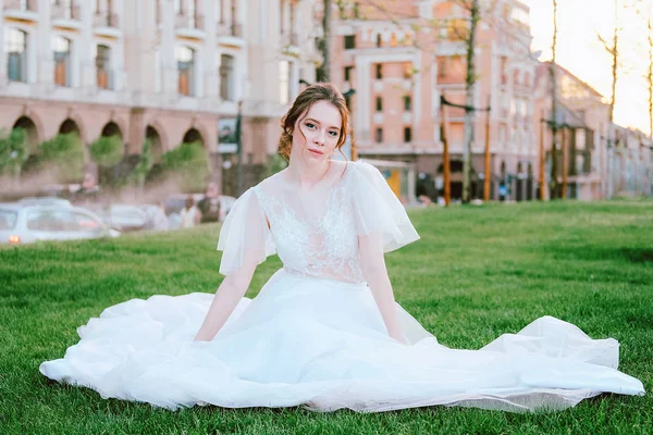 Charmante Jonge Bruid Witte Jurk Zitten Het Gazon Zomer Avonds — Stockfoto