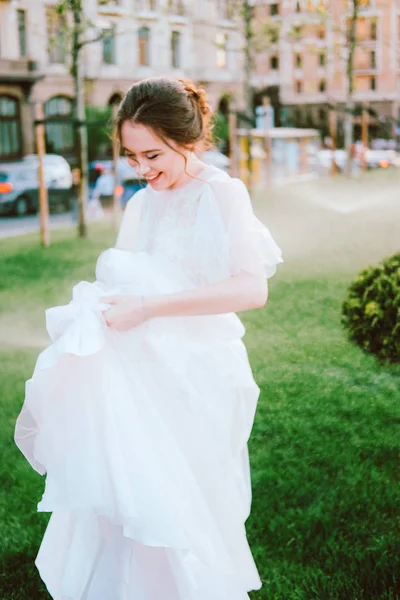 Encantadora Jovem Noiva Vestido Branco Sentado Gramado Noite Verão — Fotografia de Stock