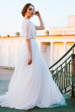 Beyaz dantel ve tül ayakta merdiven günbatımı akşam yapımı Gelinlik akan sevimli beyaz gelin