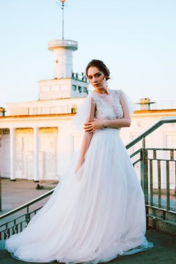 Beyaz dantel ve tül ayakta merdiven günbatımı akşam yapımı Gelinlik akan sevimli beyaz gelin