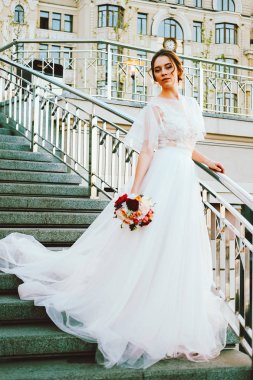 Beyaz dantel ve tül ayakta merdiven günbatımı akşam yapımı Gelinlik akan sevimli beyaz gelin