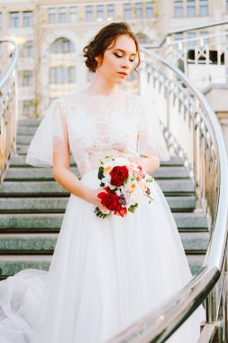 Beyaz dantel ve tül ayakta merdiven günbatımı akşam yapımı Gelinlik akan sevimli beyaz gelin