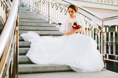 Beyaz dantel ve tül ayakta merdiven günbatımı akşam yapımı Gelinlik akan sevimli beyaz gelin