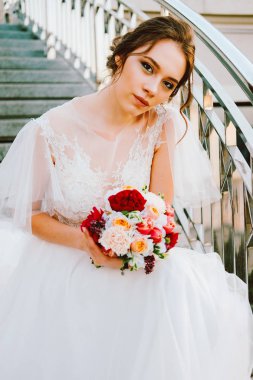 Beyaz dantel ve tül ayakta merdiven günbatımı akşam yapımı Gelinlik akan sevimli beyaz gelin