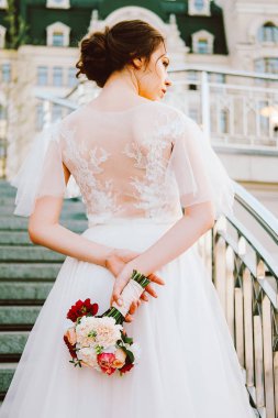 Beyaz dantel ve tül ayakta merdiven günbatımı akşam yapımı Gelinlik akan sevimli beyaz gelin