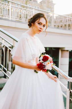 Beyaz dantel ve tül ayakta merdiven günbatımı akşam yapımı Gelinlik akan sevimli beyaz gelin