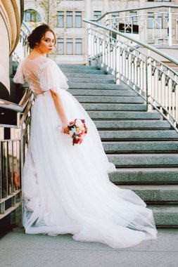 Beyaz dantel ve tül ayakta merdiven günbatımı akşam yapımı Gelinlik akan sevimli beyaz gelin