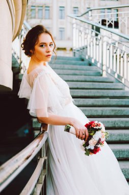 Beyaz dantel ve tül ayakta merdiven günbatımı akşam yapımı Gelinlik akan sevimli beyaz gelin