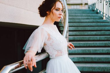 Beyaz dantel ve tül ayakta merdiven günbatımı akşam yapımı Gelinlik akan sevimli beyaz gelin