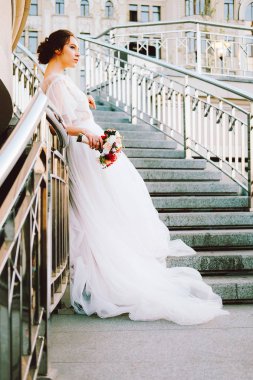 Beyaz dantel ve tül ayakta merdiven günbatımı akşam yapımı Gelinlik akan sevimli beyaz gelin