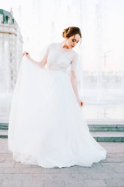Beyaz akan içinde mutlu genç gelin elbise kendini açık havada ve havuzun dans keyfi