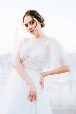 Beyaz akan içinde mutlu genç gelin elbise kendini açık havada ve havuzun dans keyfi