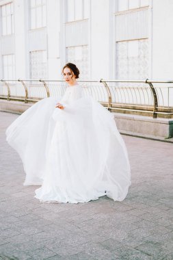 Beyaz akan içinde mutlu genç gelin elbise kendini açık havada zevk