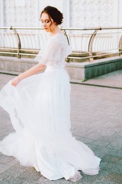 Beyaz akan içinde mutlu genç gelin elbise kendini açık havada zevk