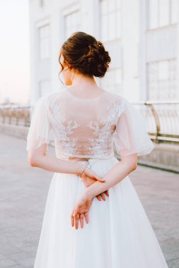 Beyaz akan içinde mutlu genç gelin elbise kendini açık havada zevk