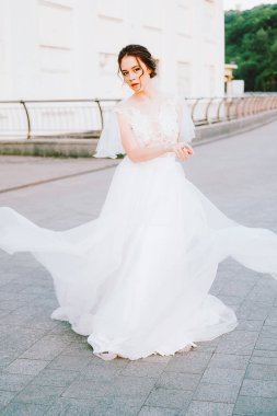 Beyaz akan içinde mutlu genç gelin elbise kendini açık havada zevk