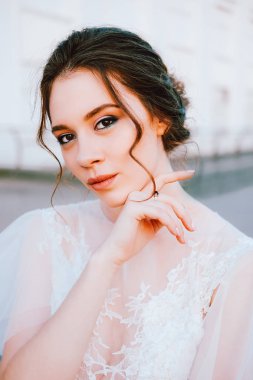 Beyaz akan içinde mutlu genç gelin elbise kendini açık havada zevk. Gelin makyaj ve saç.