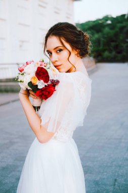 Beyaz akan içinde mutlu genç gelin elbise kendini açık havada zevk