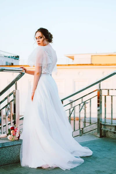 Entzückende Kaukasische Braut Weißen Fließenden Hochzeitskleid Aus Spitze Und Tüll — Stockfoto