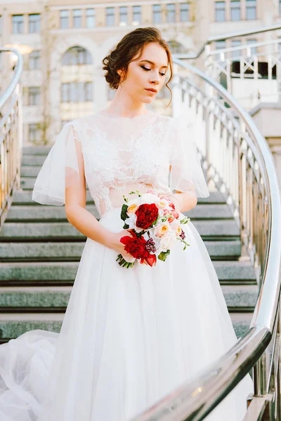 Beyaz dantel ve tül ayakta merdiven günbatımı akşam yapımı Gelinlik akan sevimli beyaz gelin