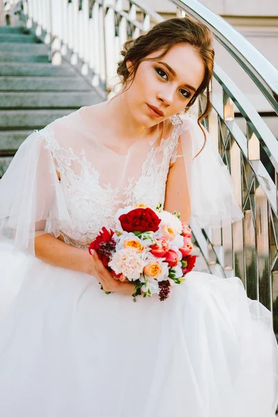 Beyaz dantel ve tül ayakta merdiven günbatımı akşam yapımı Gelinlik akan sevimli beyaz gelin