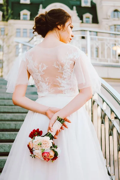 Beyaz dantel ve tül ayakta merdiven günbatımı akşam yapımı Gelinlik akan sevimli beyaz gelin