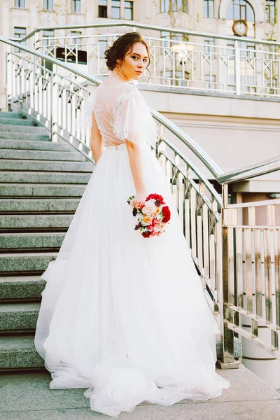 Beyaz dantel ve tül ayakta merdiven günbatımı akşam yapımı Gelinlik akan sevimli beyaz gelin