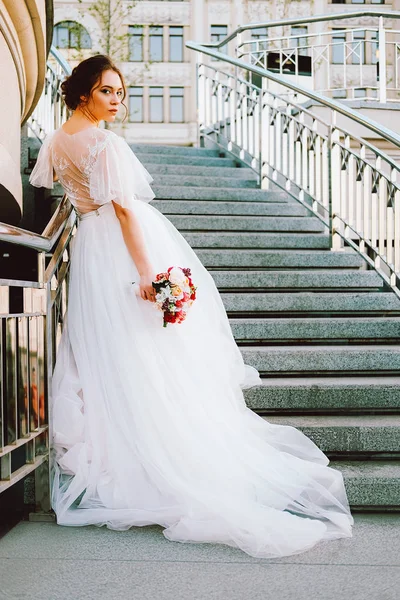 Beyaz dantel ve tül ayakta merdiven günbatımı akşam yapımı Gelinlik akan sevimli beyaz gelin