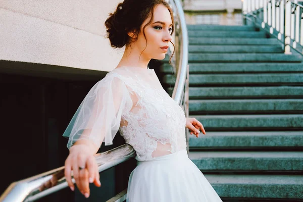 Beyaz dantel ve tül ayakta merdiven günbatımı akşam yapımı Gelinlik akan sevimli beyaz gelin