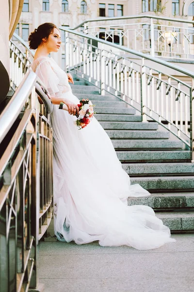 Beyaz dantel ve tül ayakta merdiven günbatımı akşam yapımı Gelinlik akan sevimli beyaz gelin