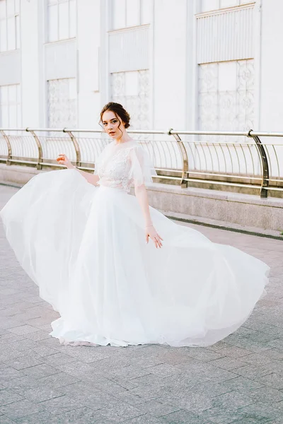 Beyaz akan içinde mutlu genç gelin elbise kendini açık havada zevk 
