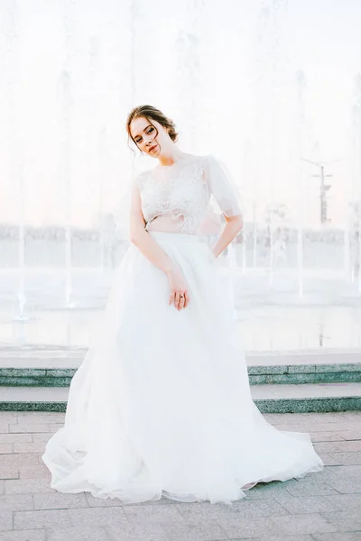 Jovem Noiva Feliz Vestido Branco Fluindo Divertindo Livre Dançando Perto — Fotografia de Stock