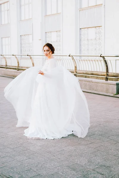 Beyaz akan içinde mutlu genç gelin elbise kendini açık havada zevk