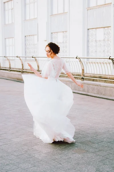 Beyaz akan içinde mutlu genç gelin elbise kendini açık havada zevk