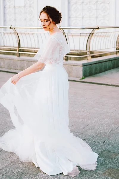 Beyaz akan içinde mutlu genç gelin elbise kendini açık havada zevk