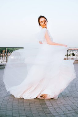 Beyaz akan içinde mutlu genç gelin elbise kendini açık havada zevk