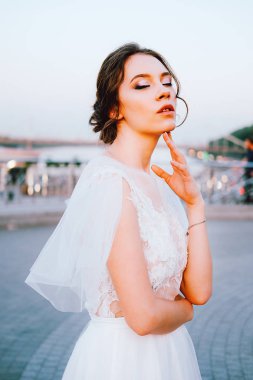 Beyaz akan içinde mutlu genç gelin elbise kendini açık havada zevk