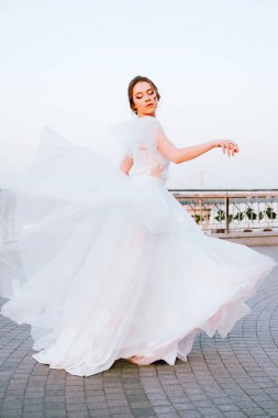 Beyaz akan içinde mutlu genç gelin elbise kendini açık havada zevk